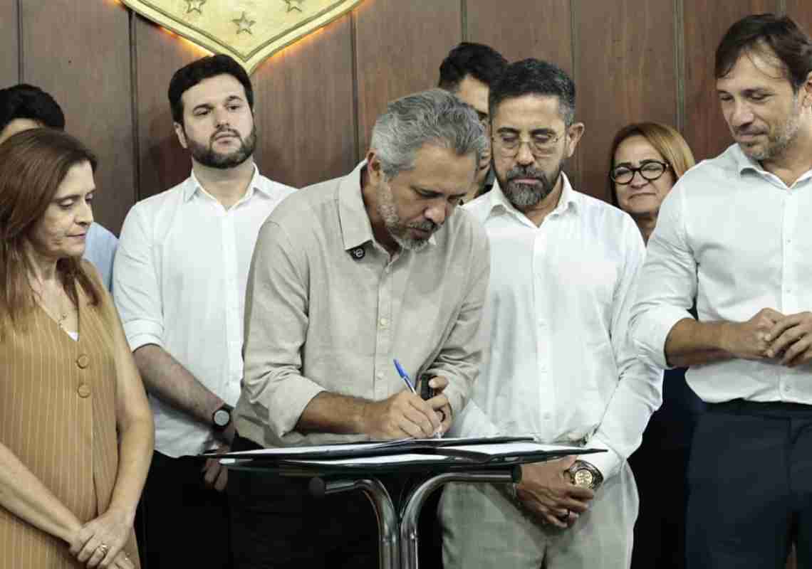 Governador Elmano de Freitas assina projeto para criação de 2 mil cargos e sanciona reajuste do magistério no Ceará